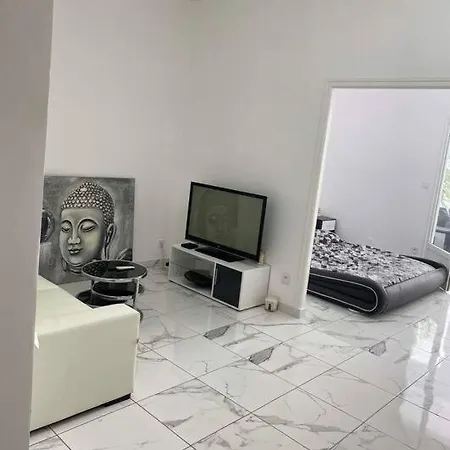 Appartamento Loue 40 M2 Avec Son Patio Jacuzzi Agde