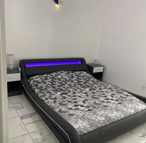 Apartmán Loue 40 M2 Avec Son Patio Jacuzzi